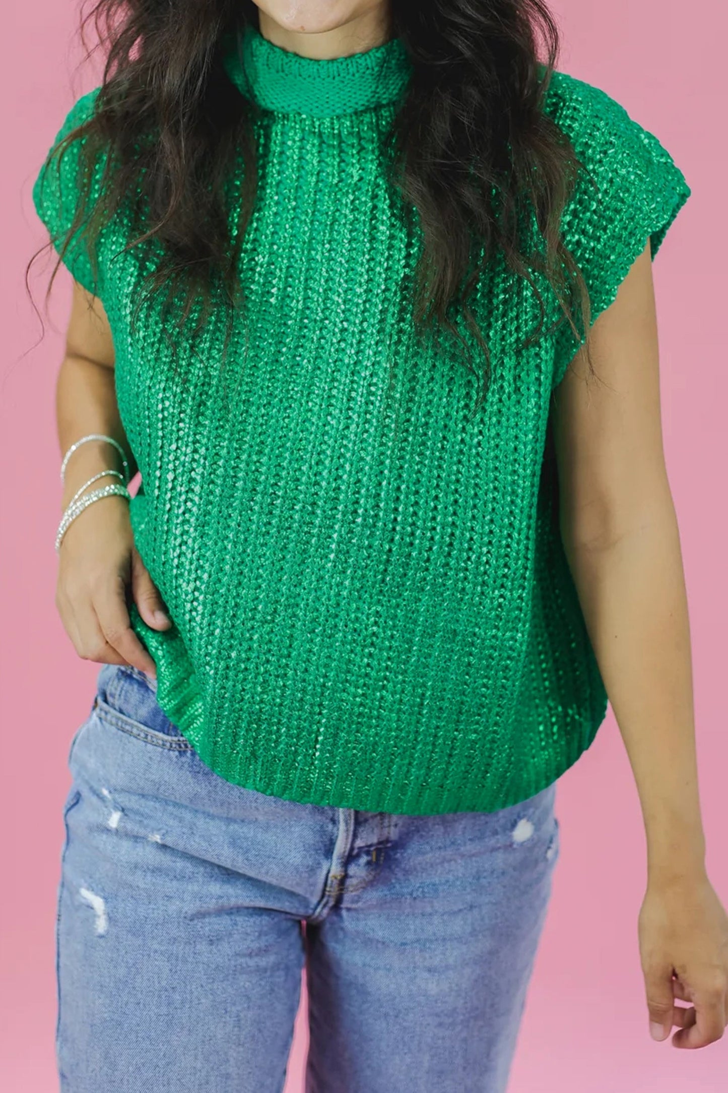 Suéter de punto de color verde brillante liso con cuello alto y manga corta