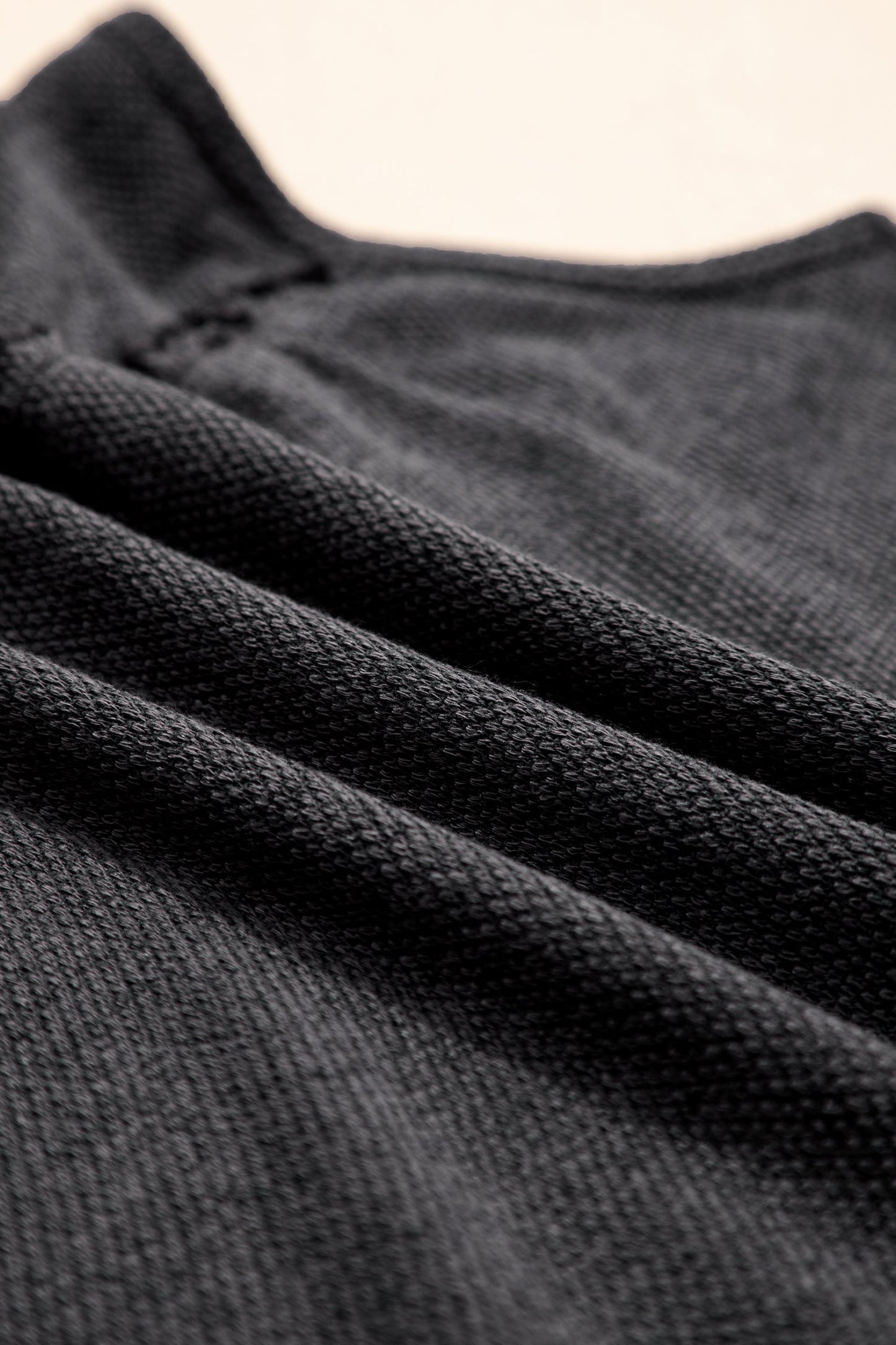 Camiseta sin mangas acampanada con volantes escalonados gris oscuro