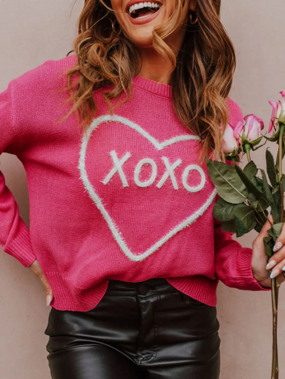 Suéter XOXO de cuello redondo y hombros caídos