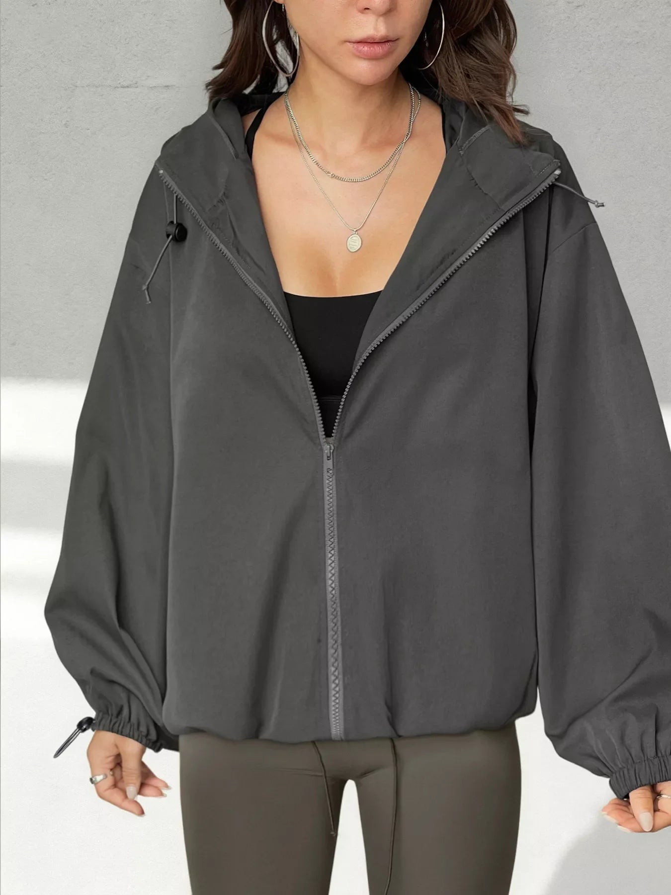 Chaqueta con capucha y cremallera con cordón