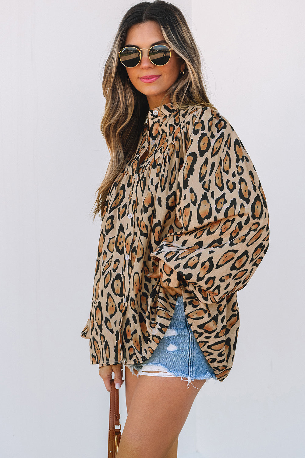 Camisa casual de manga globo con estampado de leopardo de gran tamaño en color beige francés claro