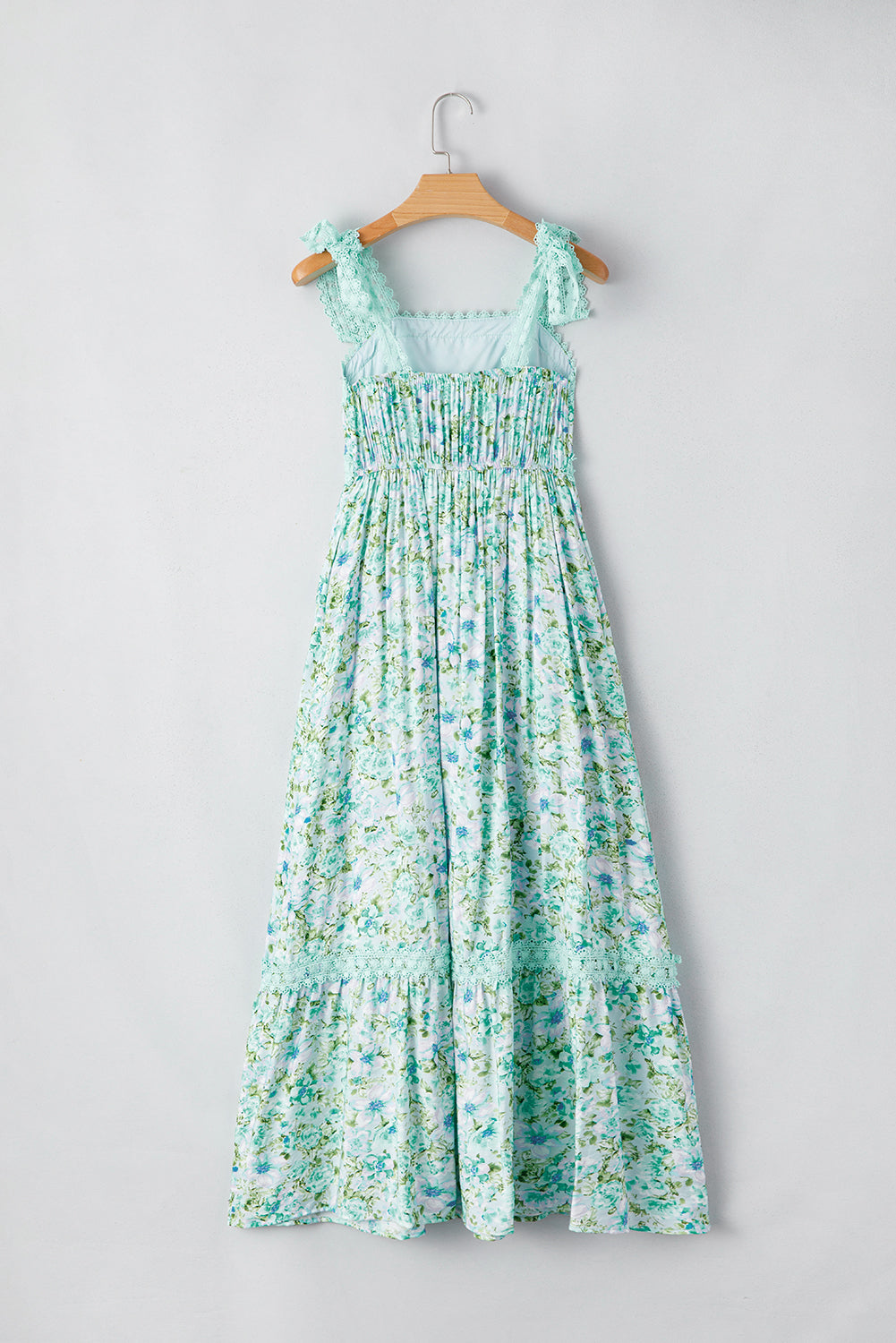 Vestido largo con tirantes anudados de encaje floral verde y corte imperio