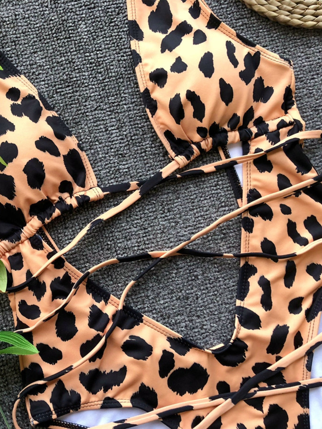 Traje de baño de una pieza escotado sin espalda con cordones