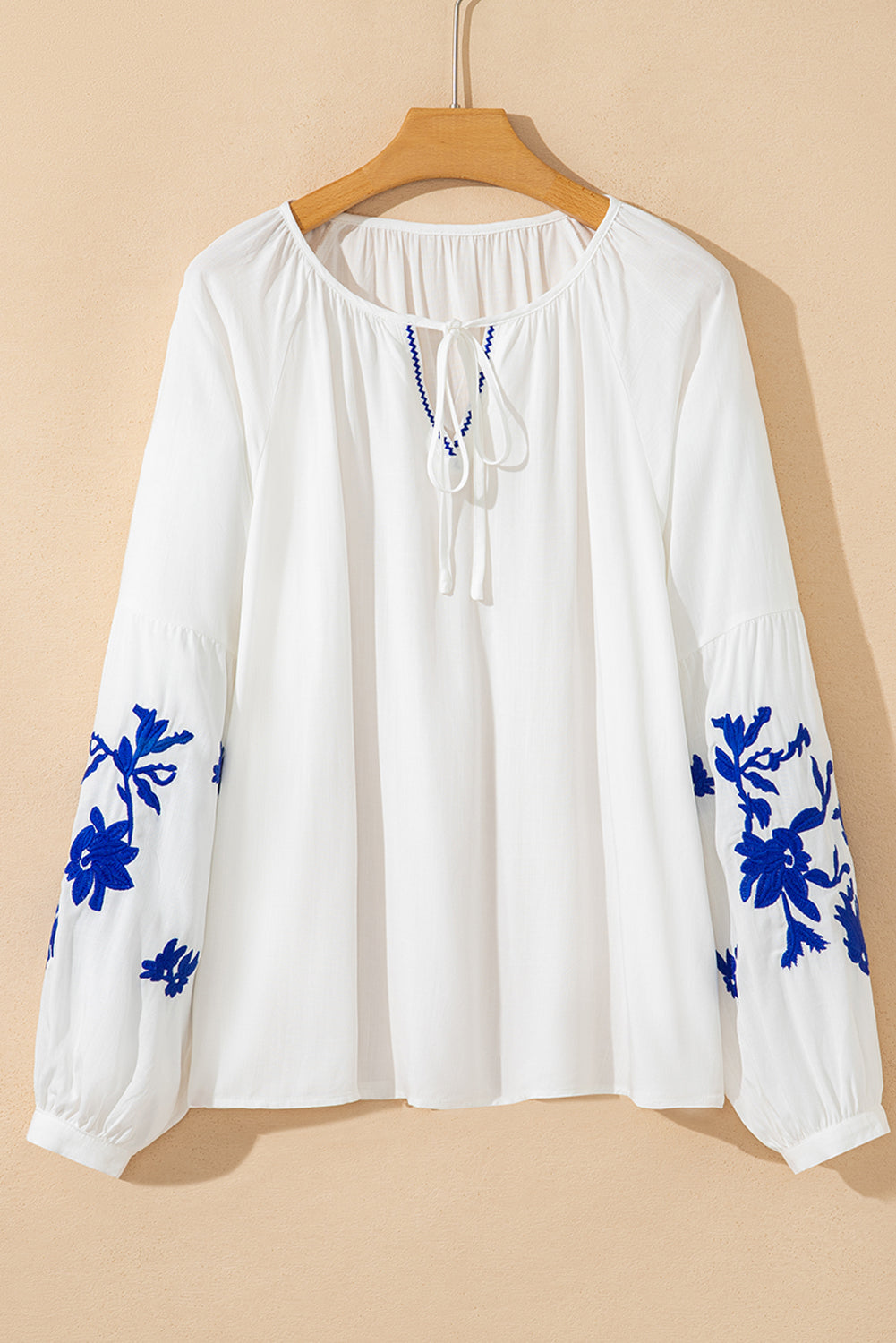 Blusa blanca bordada floral con cuello en V y cordón