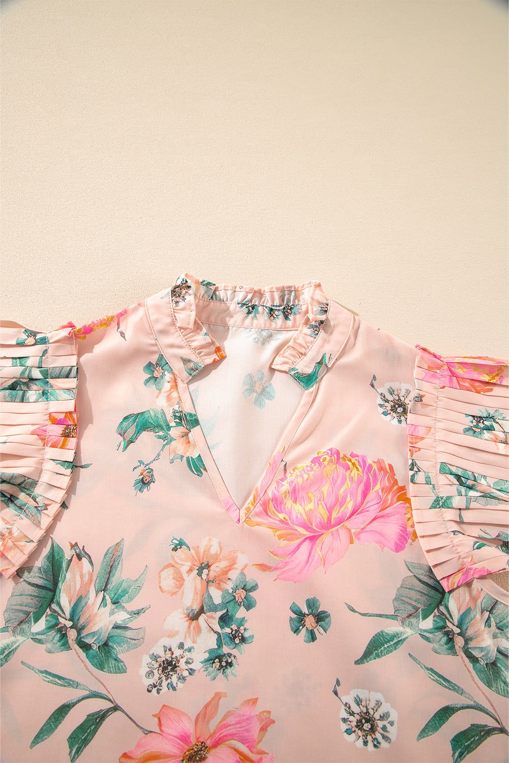 Blusa con estampado floral rosa, volantes, cuello en V y manga plisada