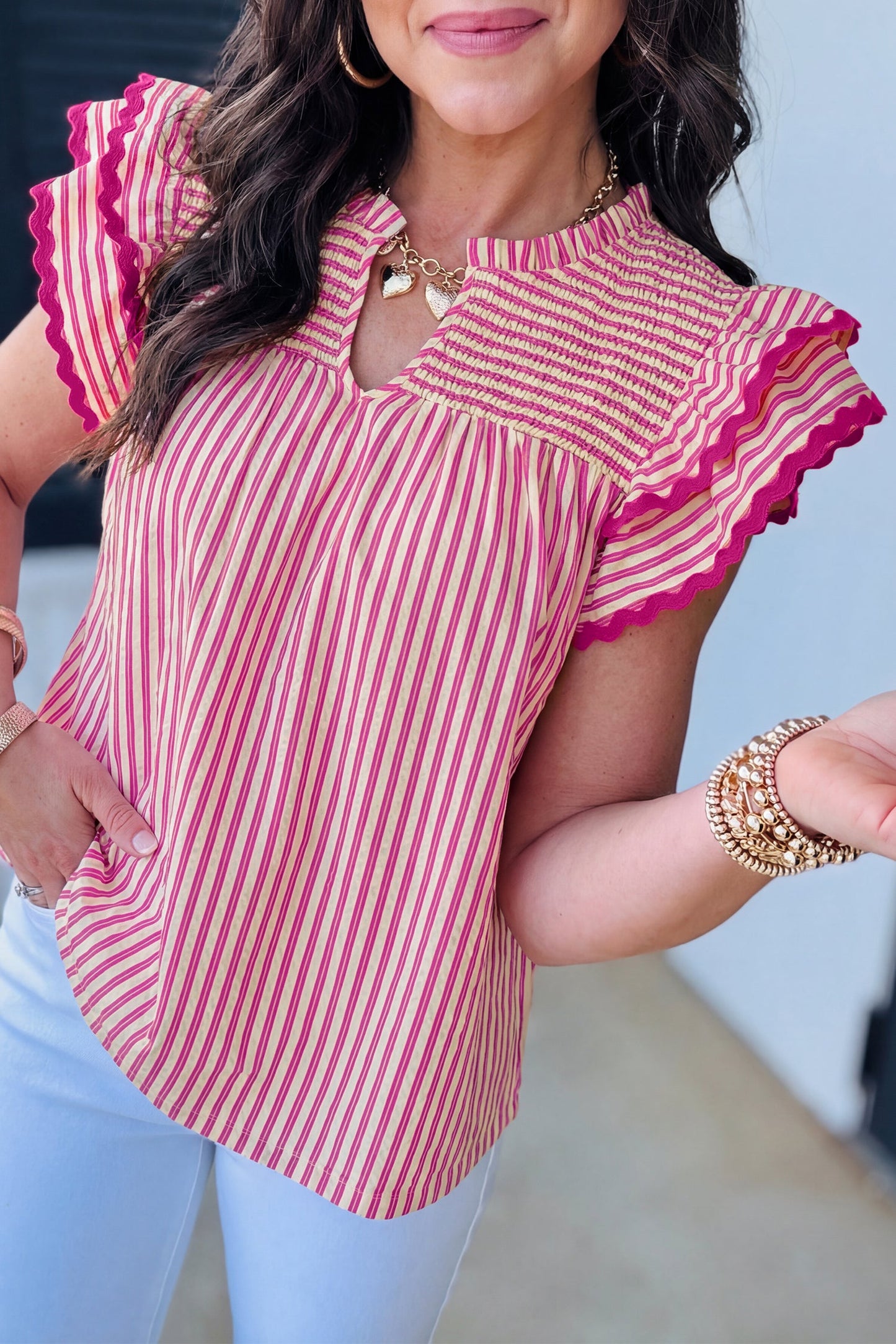 Blusa de manga corta con volantes y canesú fruncido a rayas de rosas