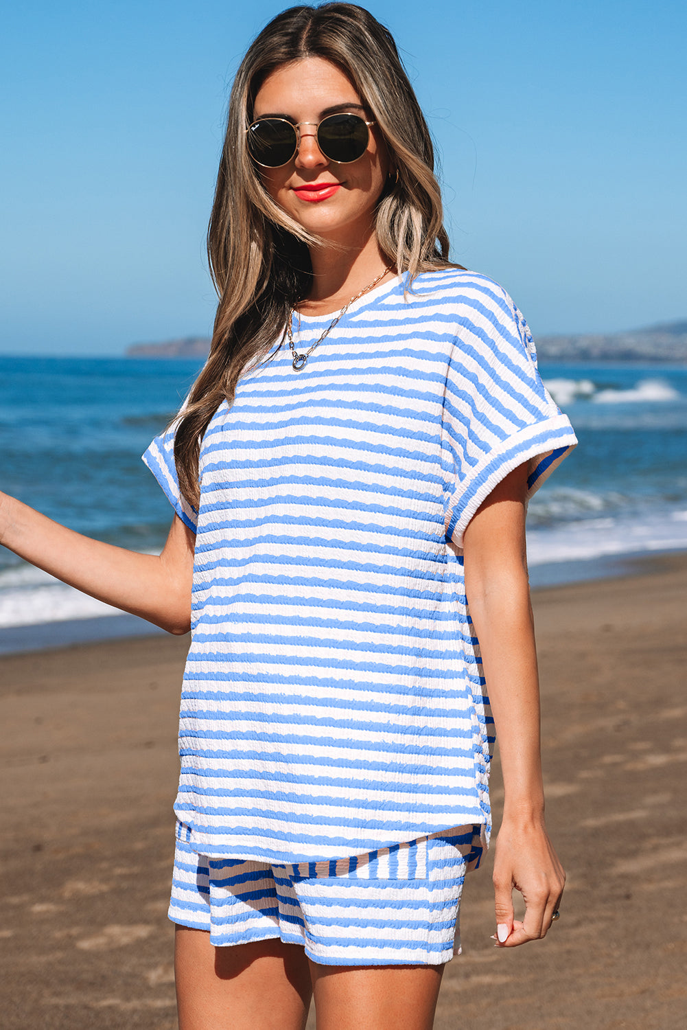 Conjunto de camiseta de manga corta de punto a rayas azul cielo y shorts con cordón