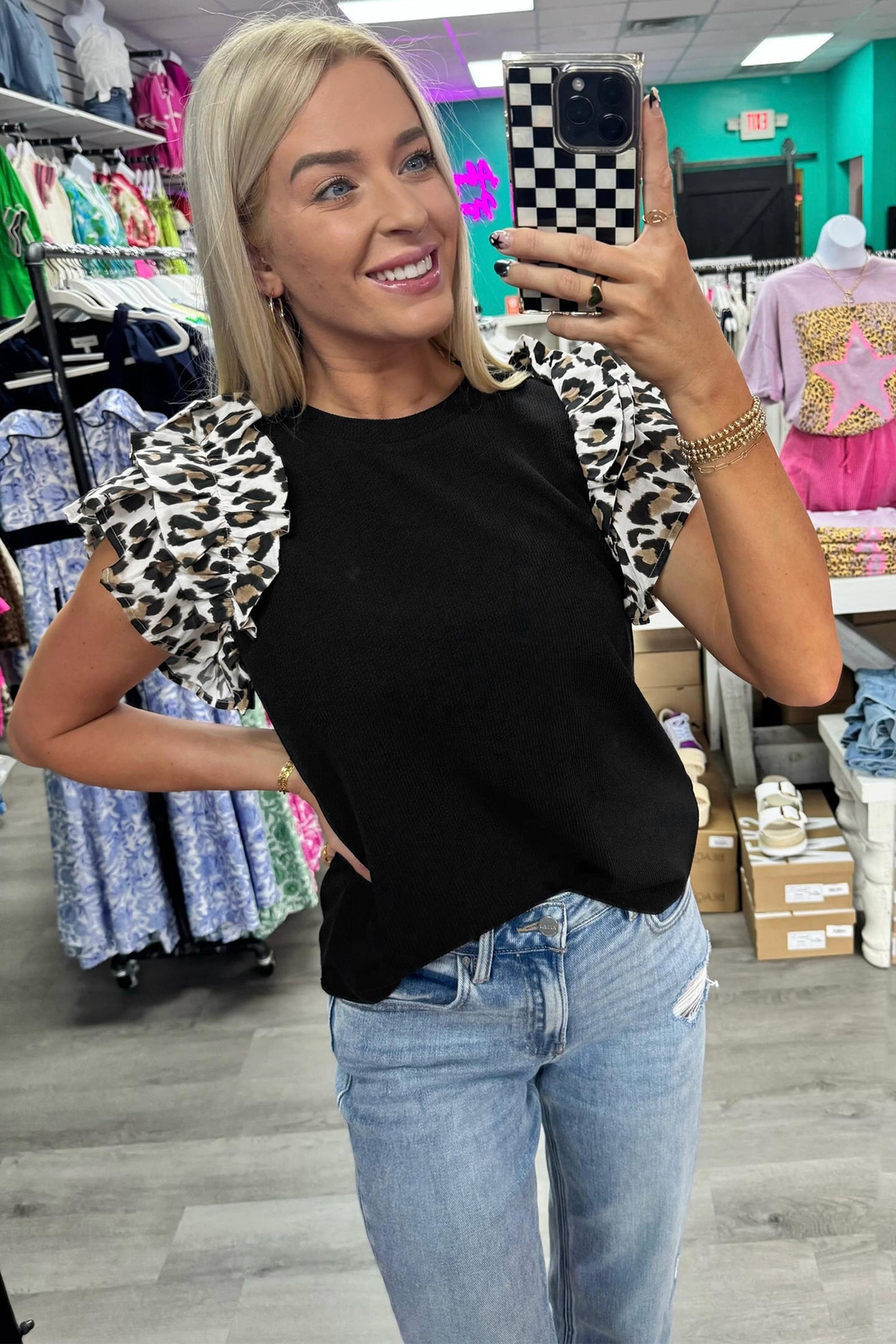 Top de punto acanalado de manga corta con volantes, contraste de leopardo negro