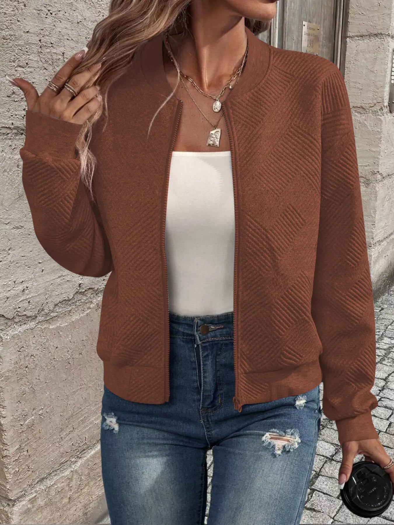 Chaqueta bomber con cremallera y textura