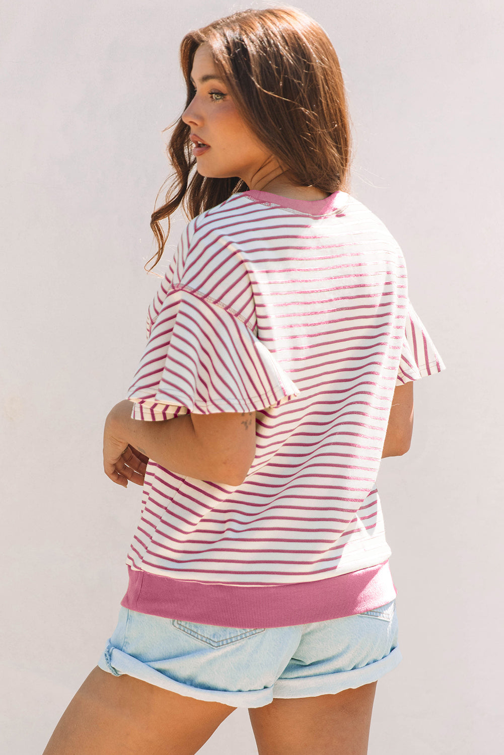 Top de manga corta con volantes a rayas y detalle en contraste rosa sobre rosa
