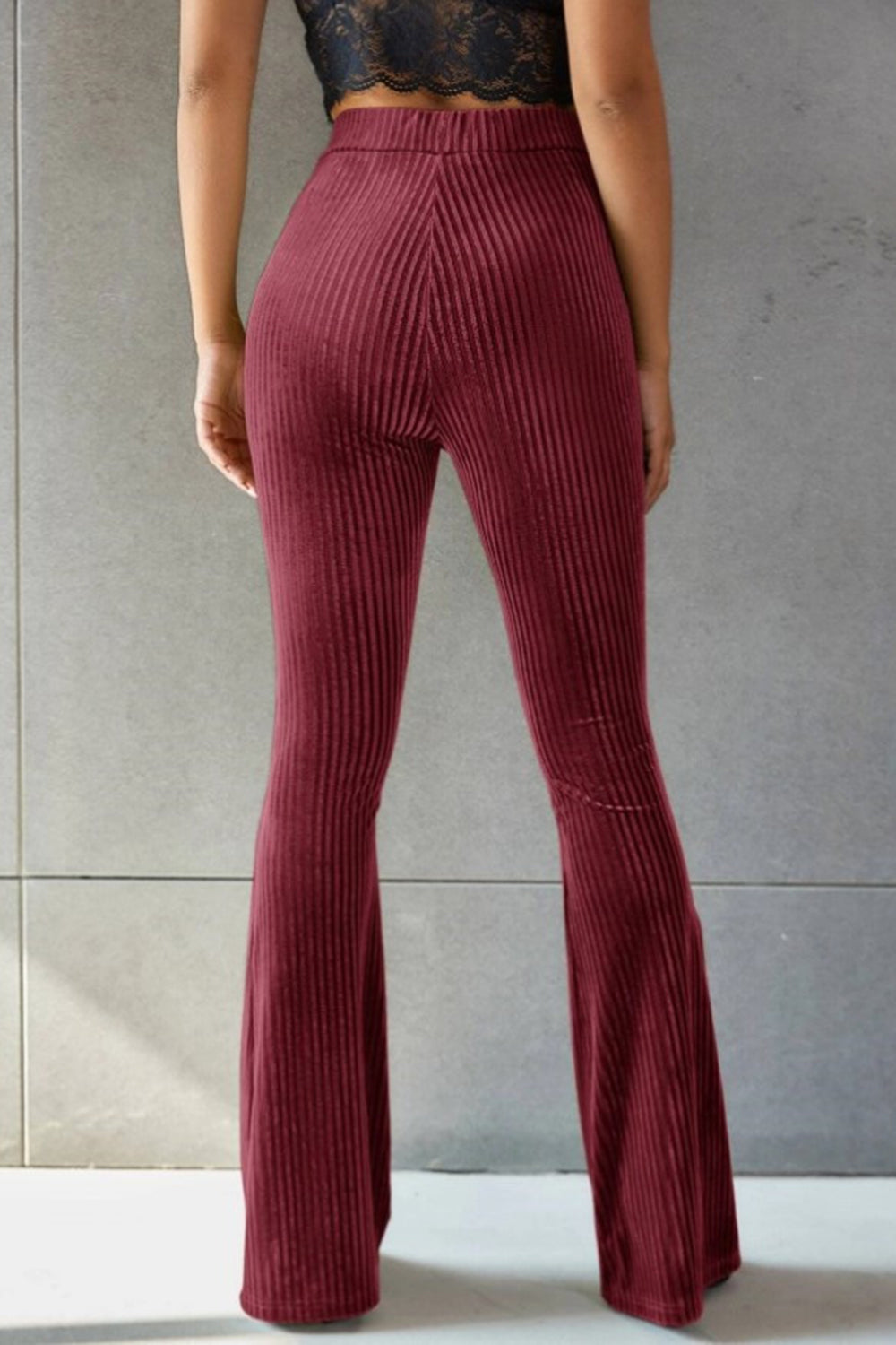 Pantalones acampanados de tiro alto acanalados