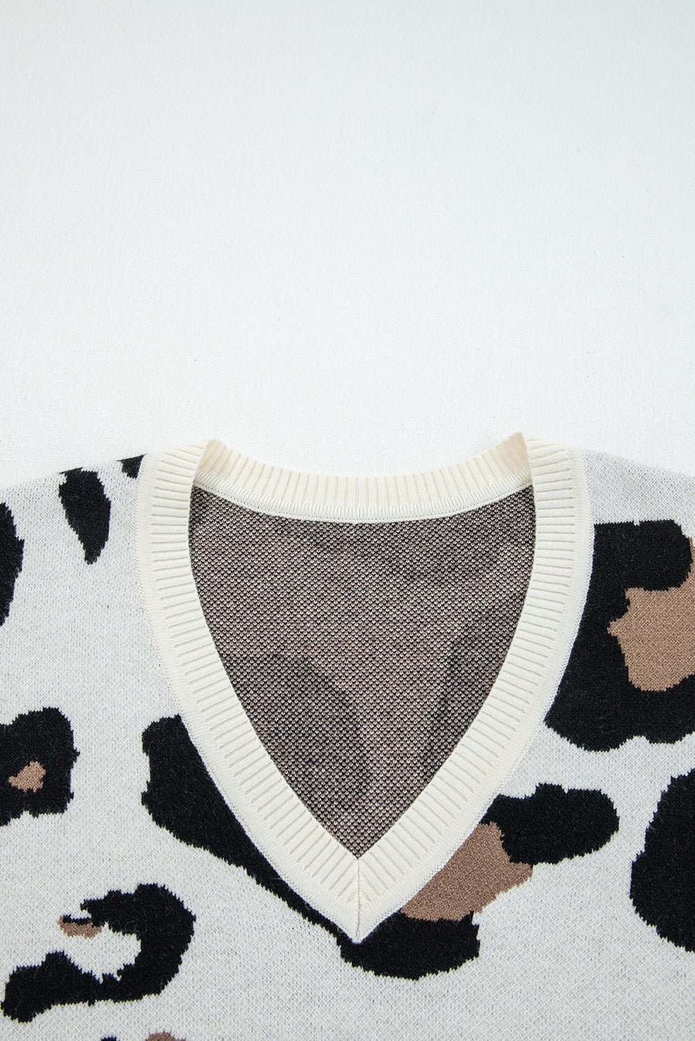 Suéter Jet Stream de punto con estampado de leopardo, bloques de color y mangas patchwork con cuello de pico