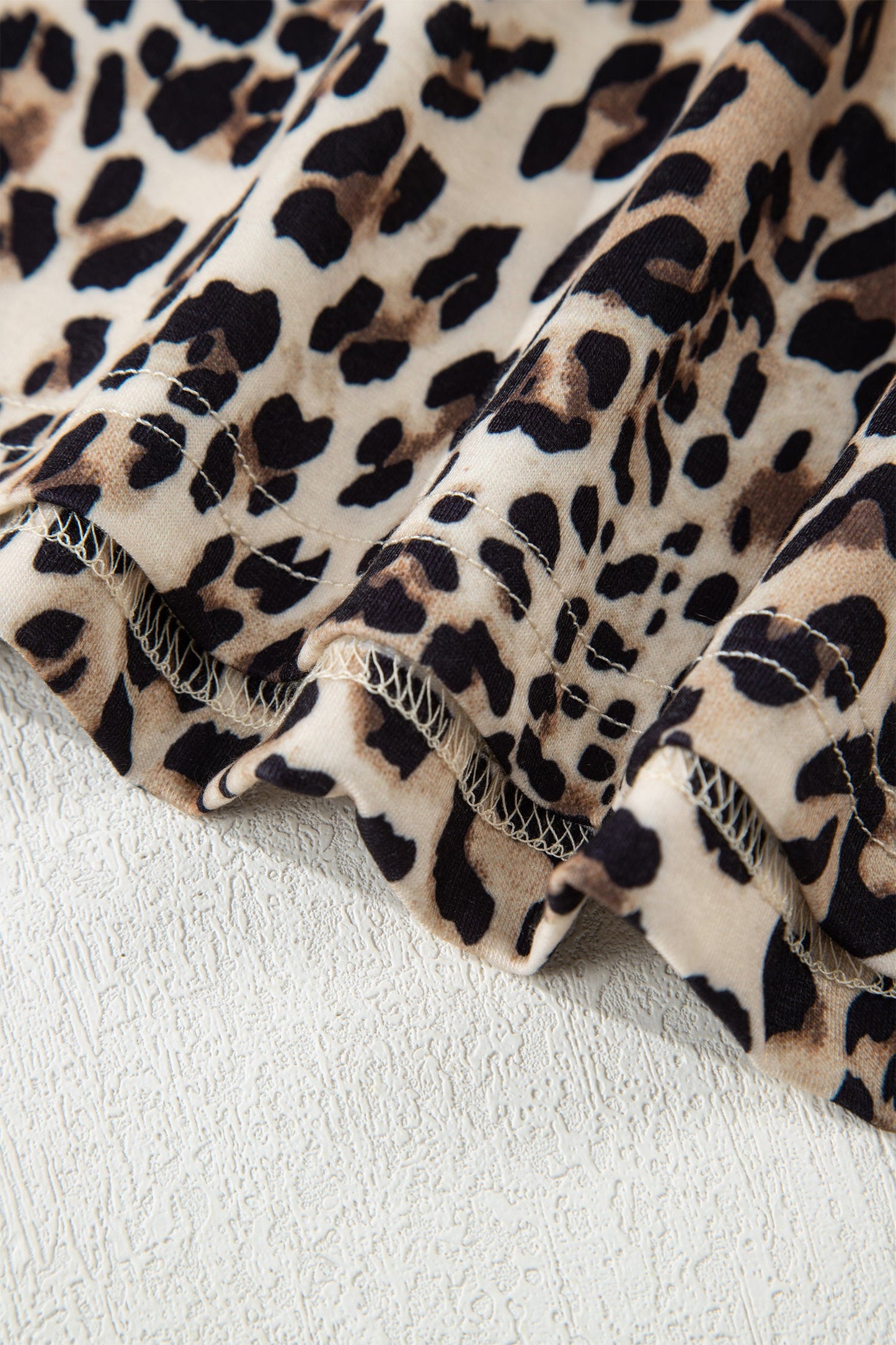 Top de manga larga con cuello redondo y estampado de leopardo marrón con ribete en contraste