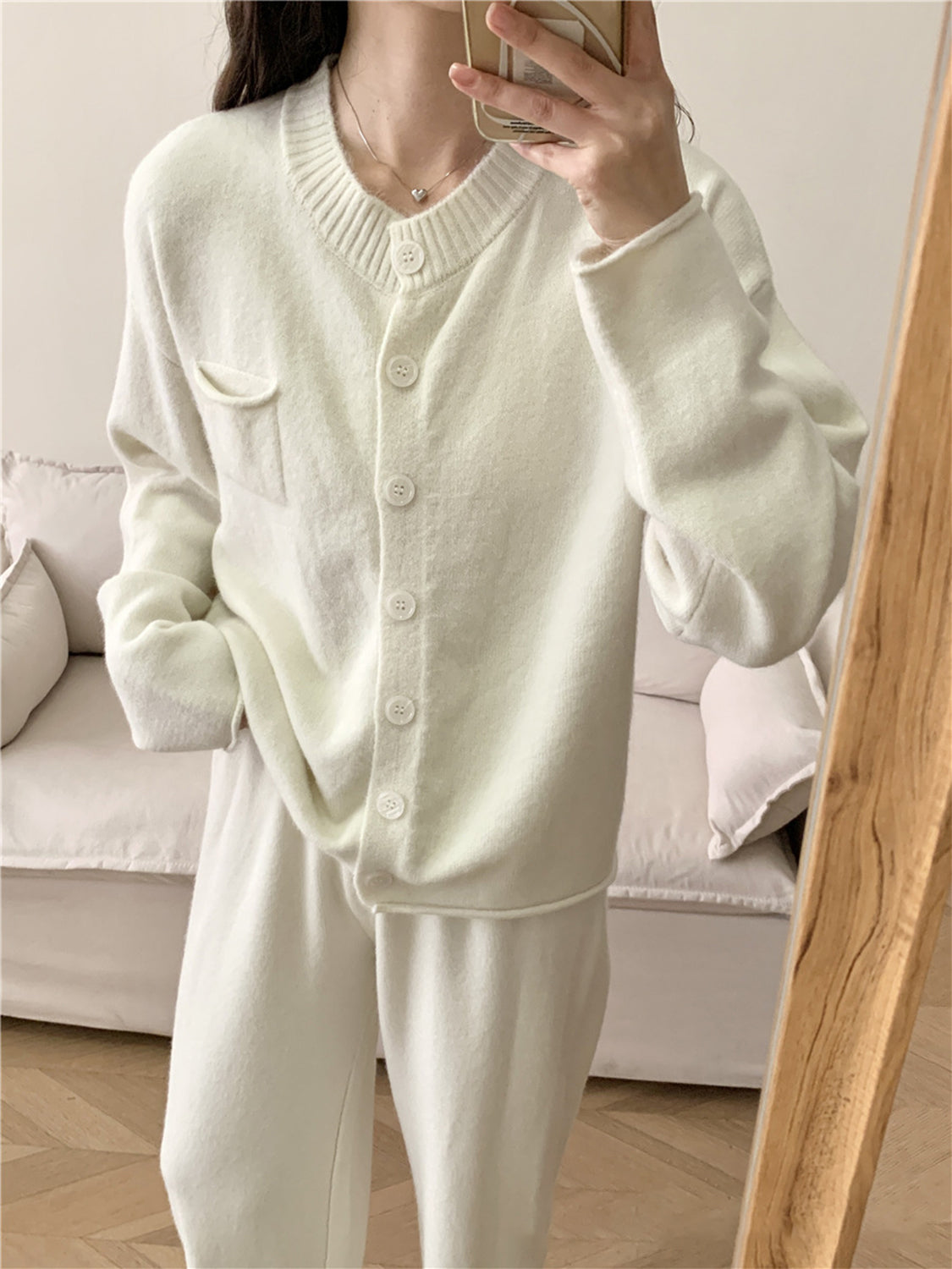 Conjunto de cárdigan con cuello redondo y botones, y pantalón