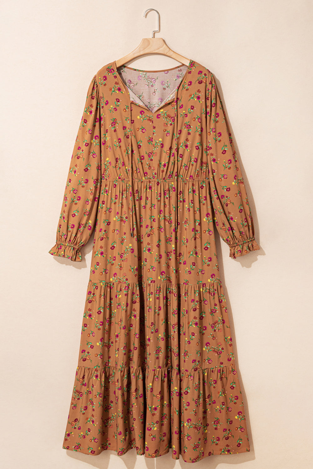 Vestido largo maxi con estampado floral de talla grande en color marrón con cuello de pico, mangas con volantes y diseño a capas