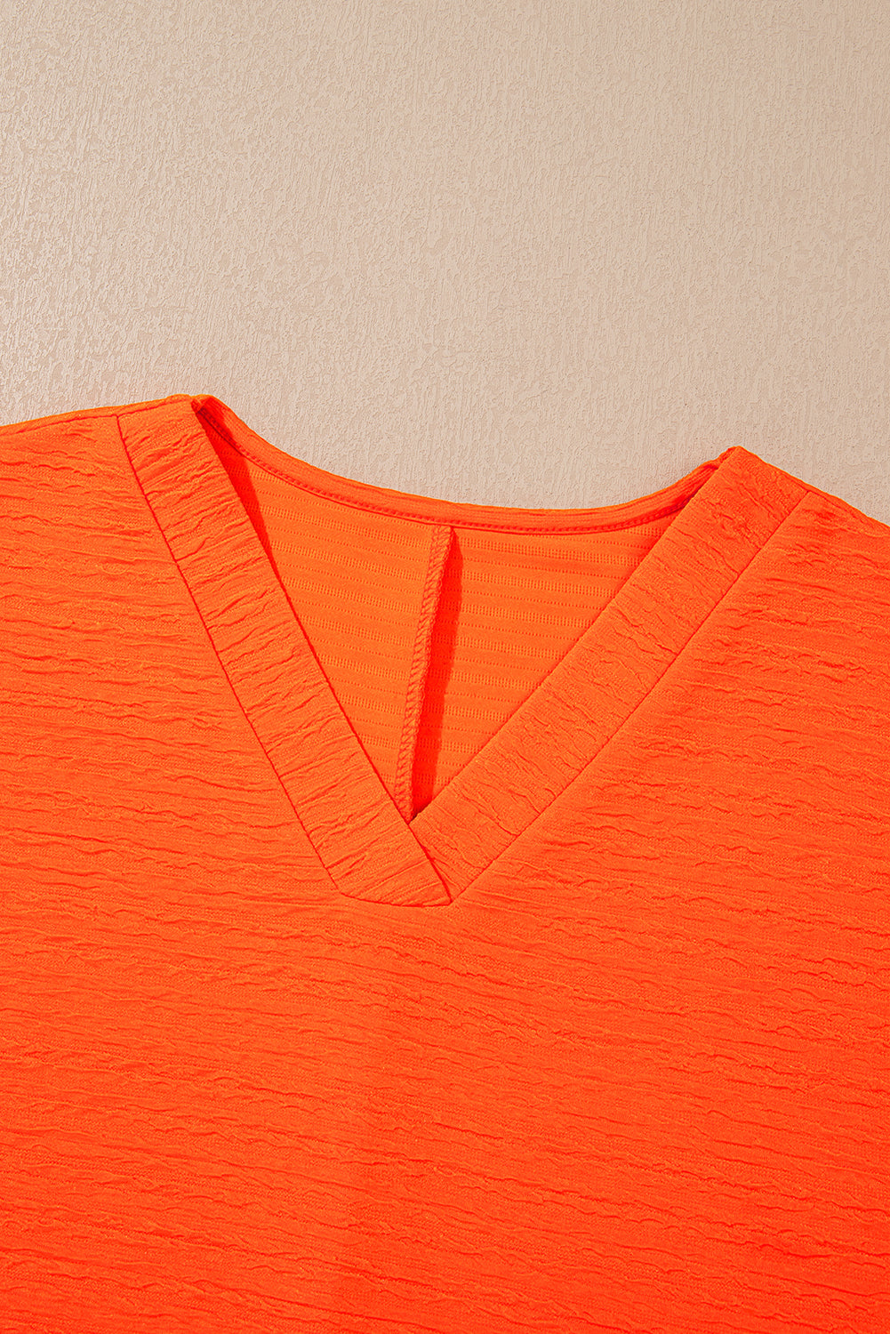 Conjunto de camiseta con textura naranja con cuello en V y pantalón corto