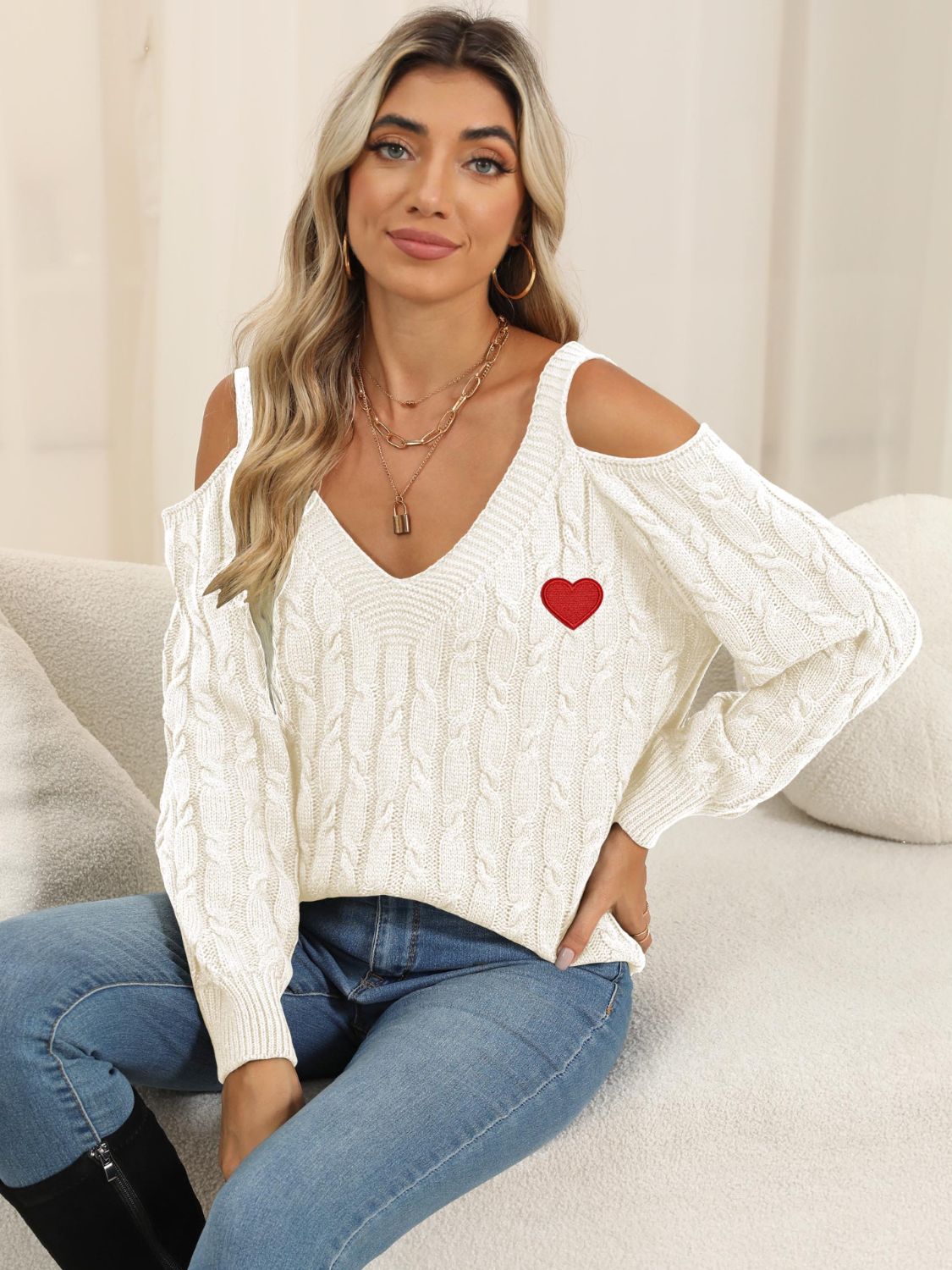 Suéter de punto trenzado con cuello de pico y corazón