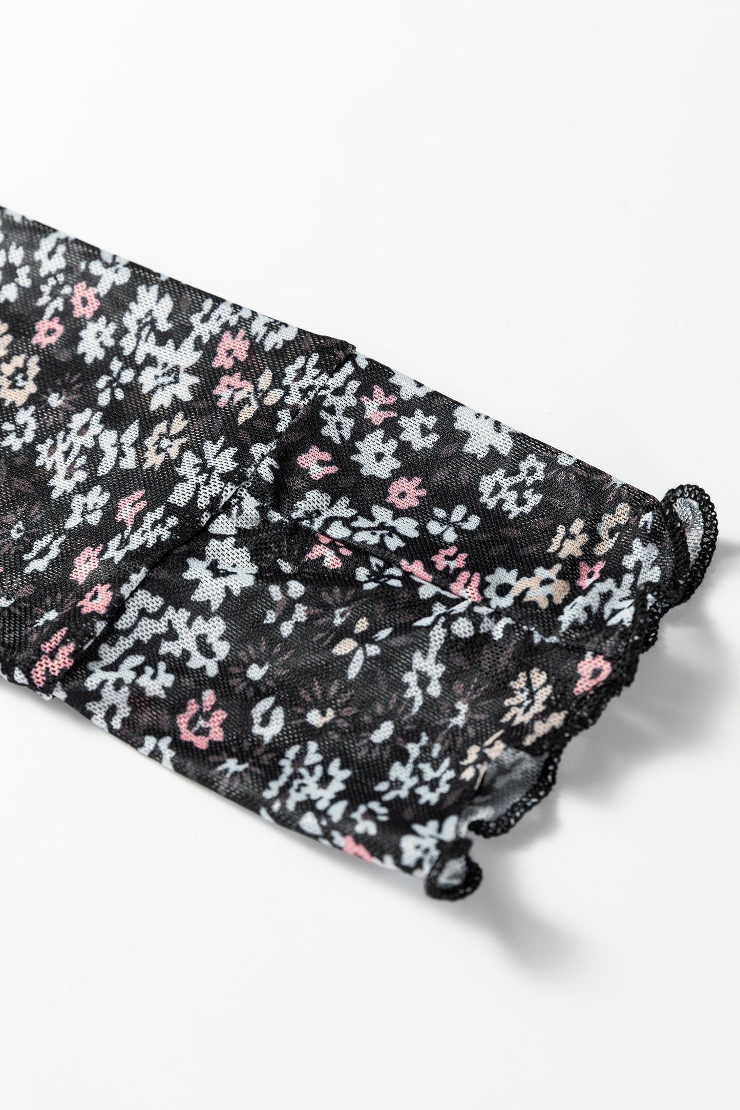 Top ajustado de malla con estampado floral pequeño y orificio para el pulgar