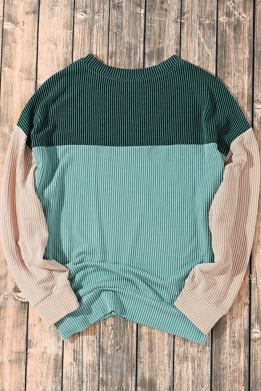 Top suelto de manga larga con bloques de color verde y tejido acanalado