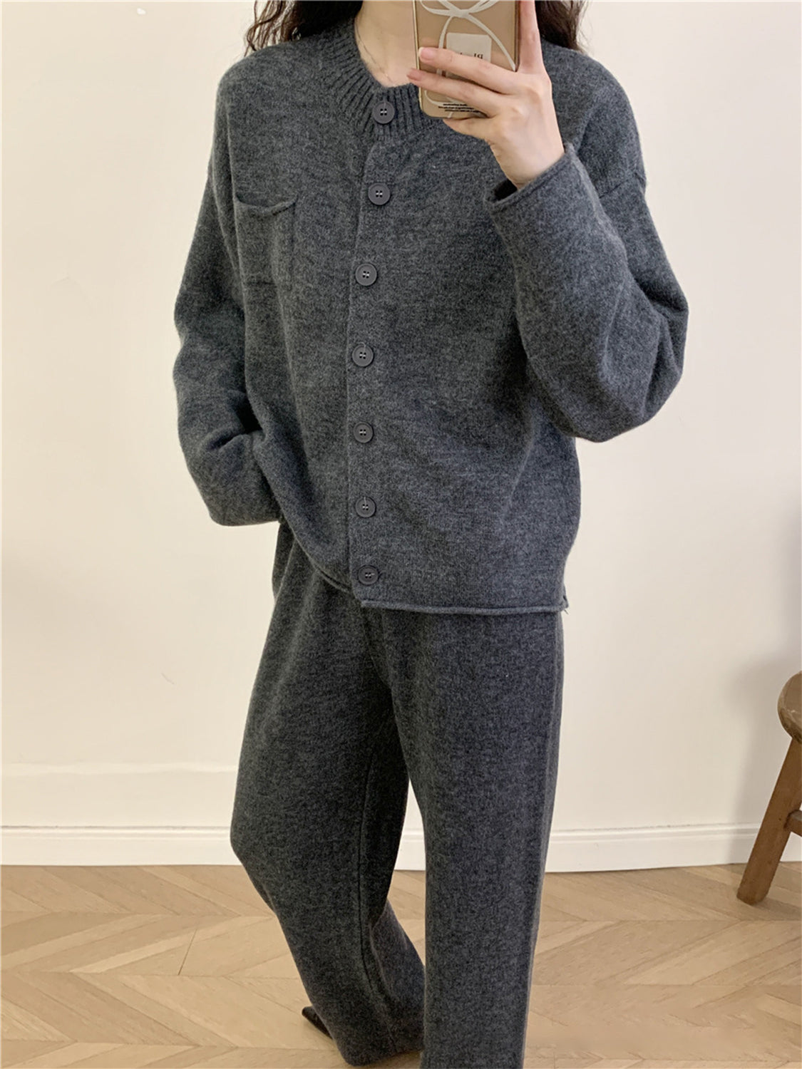 Conjunto de cárdigan con cuello redondo y botones, y pantalón