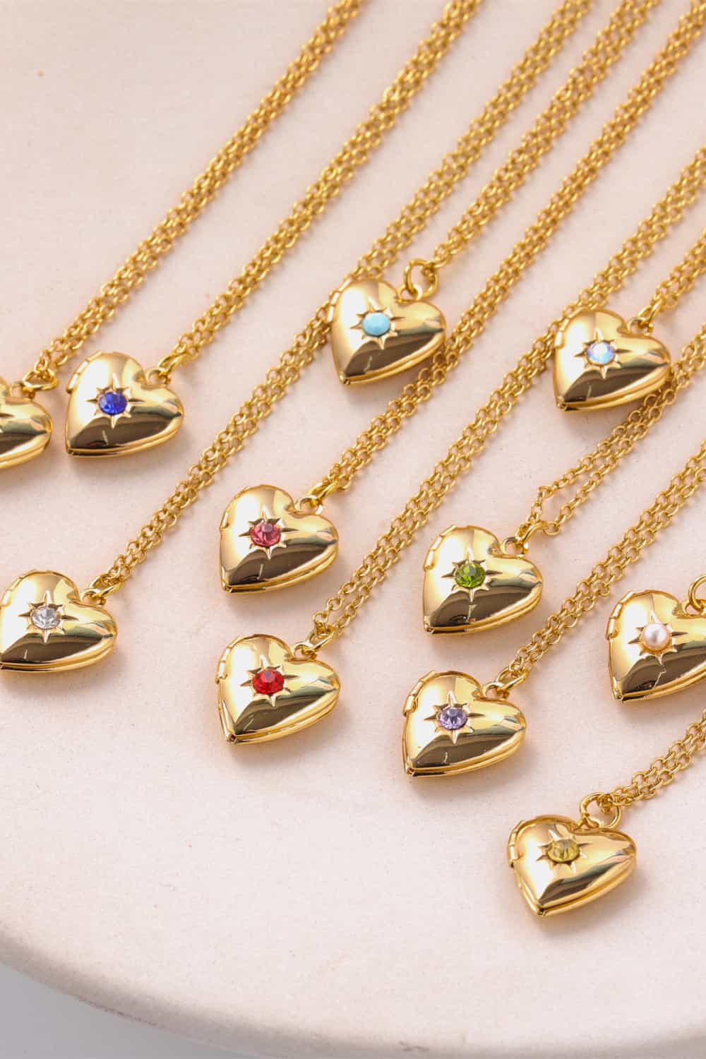 Collar con colgante de circonita en forma de corazón y chapado en oro de 14 quilates