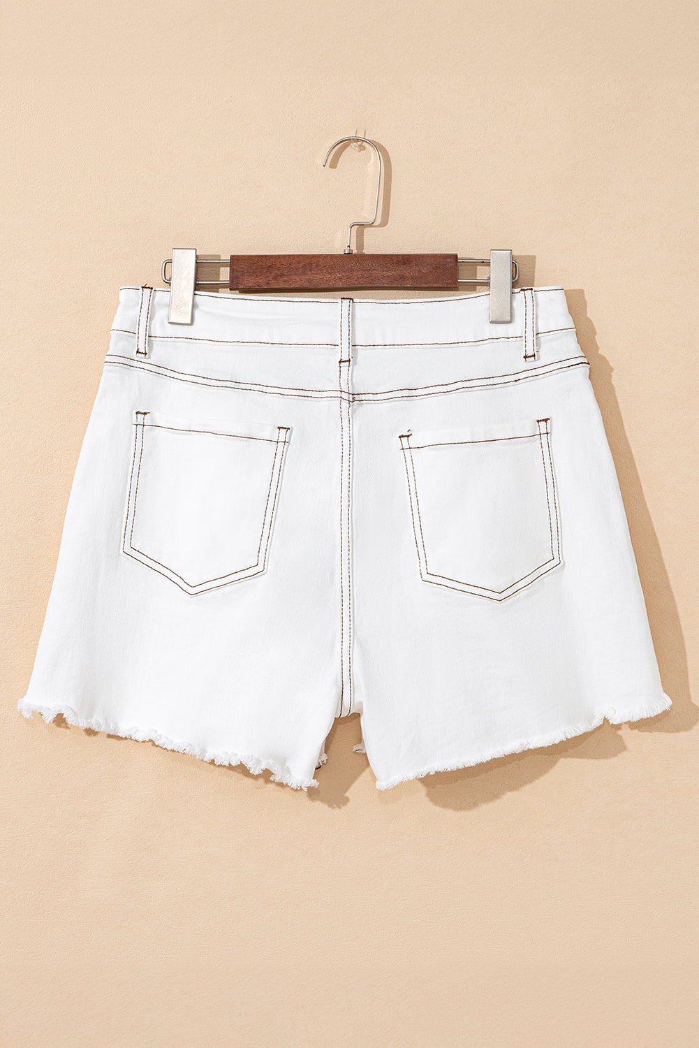 Shorts vaqueros blancos de cintura alta con bajo sin rematar