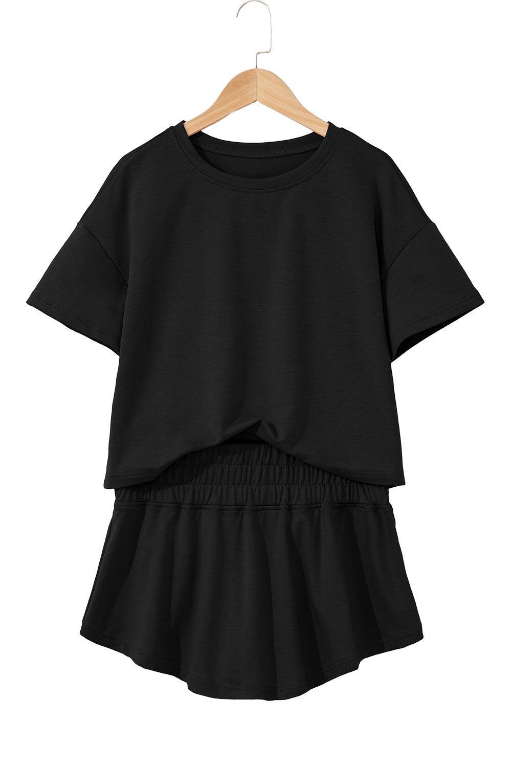 Conjunto de camiseta corta negra y minifalda pantalón de talle alto con volantes