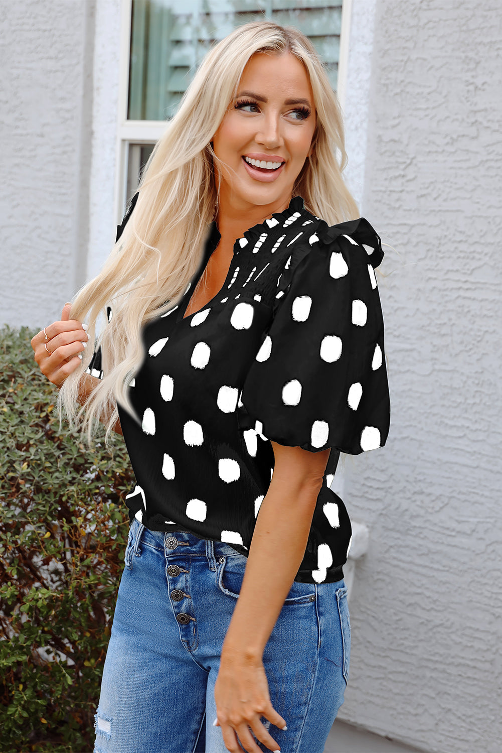 Blusa con estampado de lunares negros, canesú fruncido, escote con muesca y manga globo