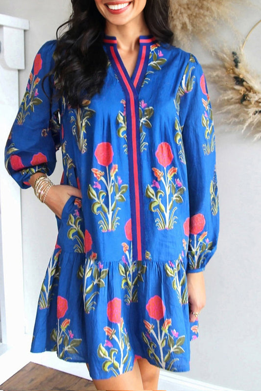 Vestido de manga larga con cuello con muesca, estampado floral azul cielo y ribete a rayas en contraste
