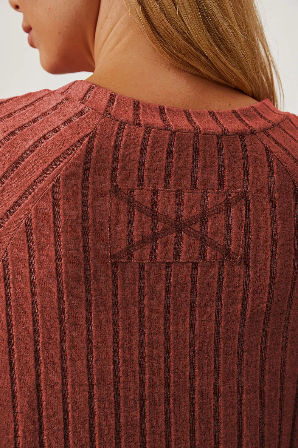 Camiseta básica de canalé con manga de orificio para pulgar y de talla completa para mujer