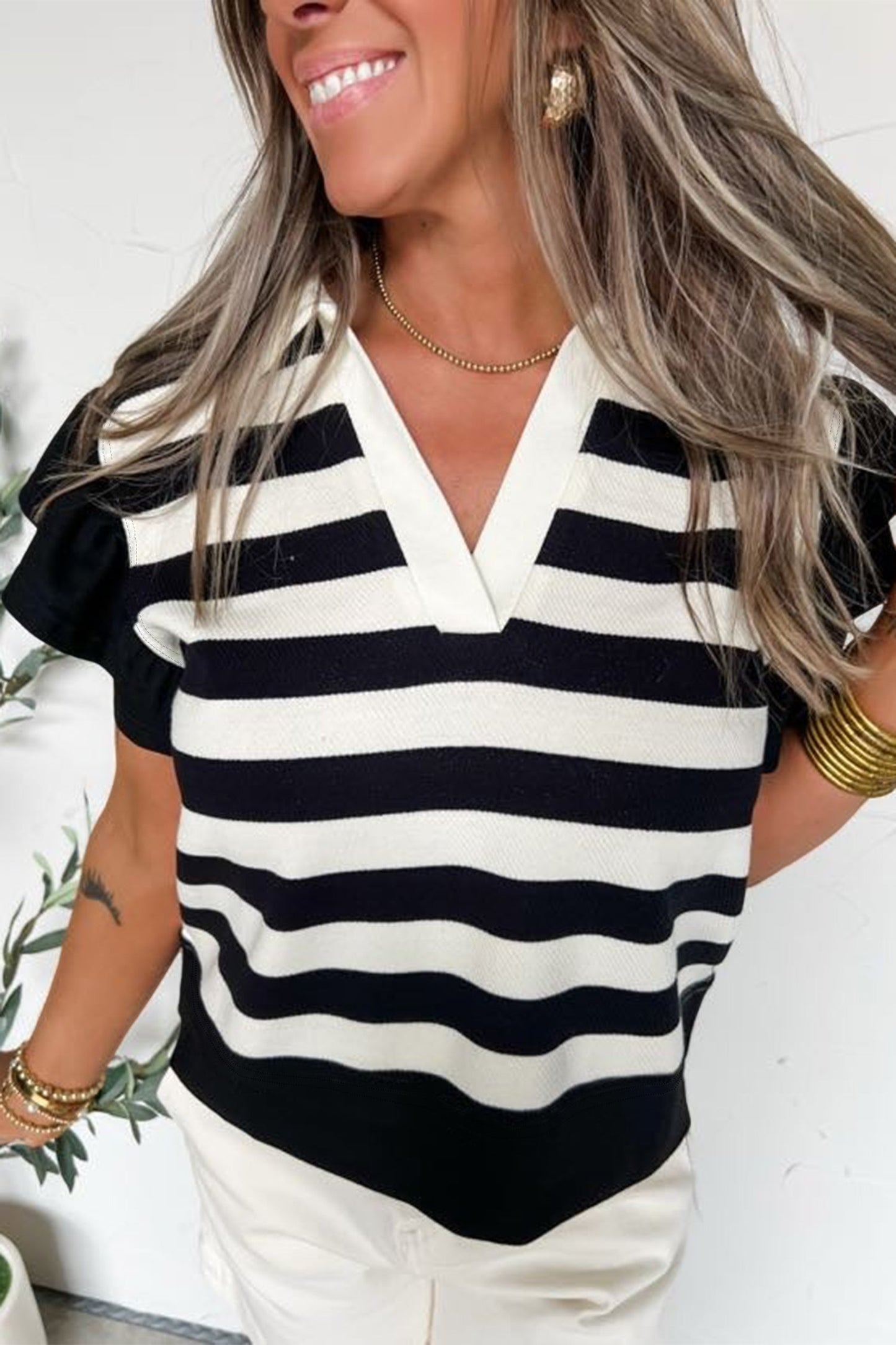 Blusa rosa a rayas con cuello en V y manga corta con volantes