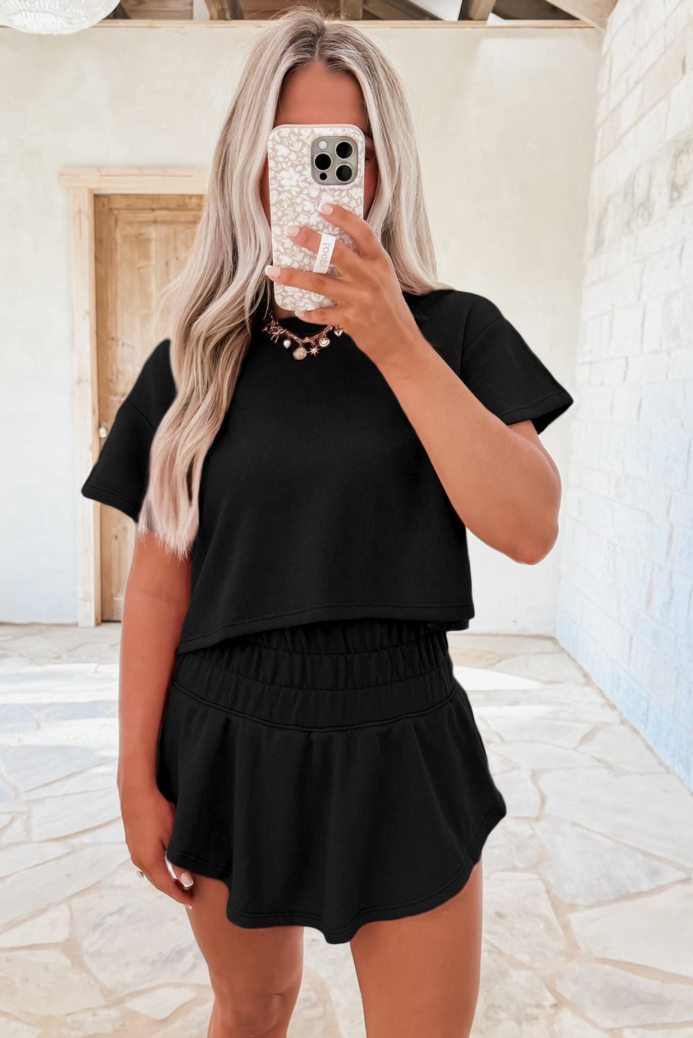 Conjunto de camiseta corta negra y minifalda pantalón de talle alto con volantes