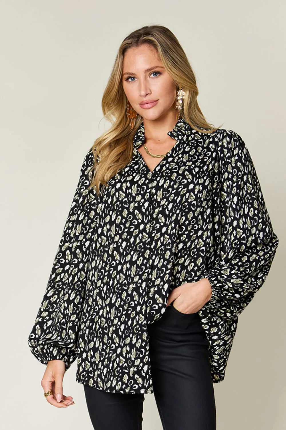Blusa de manga larga con estampado de leopardo Double Take talla completa