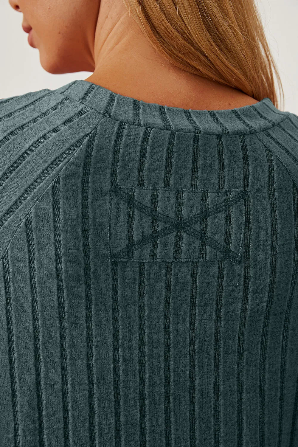 Camiseta básica de canalé con manga de orificio para pulgar y de talla completa para mujer