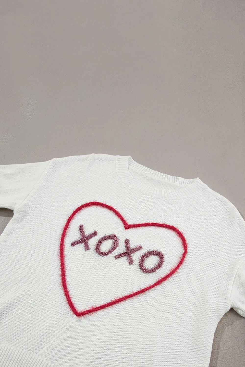 Suéter XOXO de cuello redondo y hombros caídos