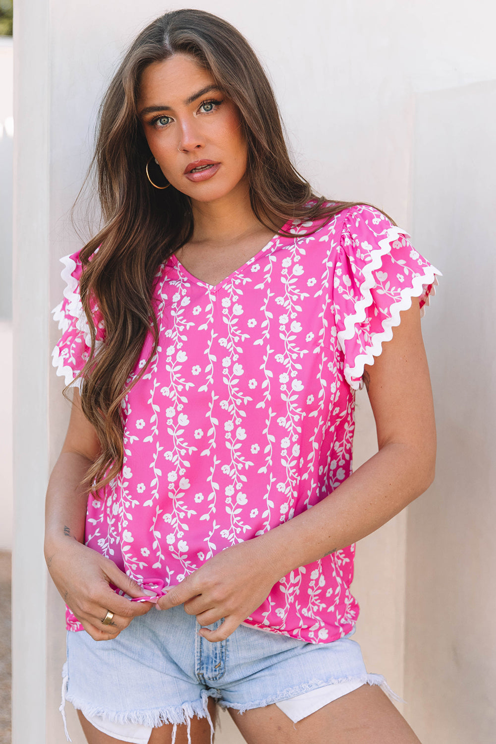 Blusa de cuello de pico con volantes escalonados y ribete de zig-zag con estampado floral rosa