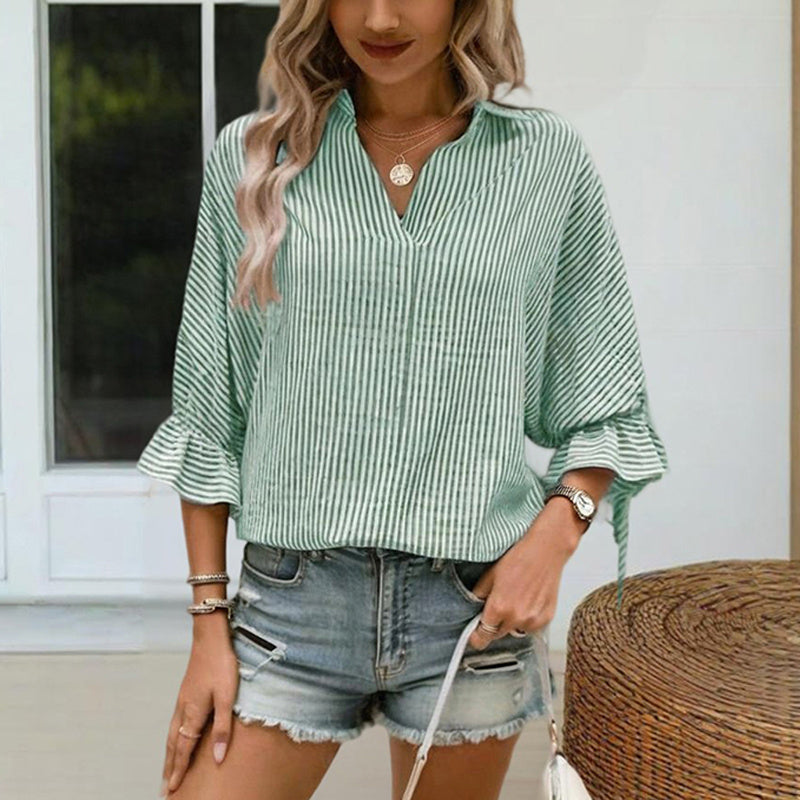 Blusa de mujer a rayas con cuello en V, puños con volantes y abertura con lazo en la espalda