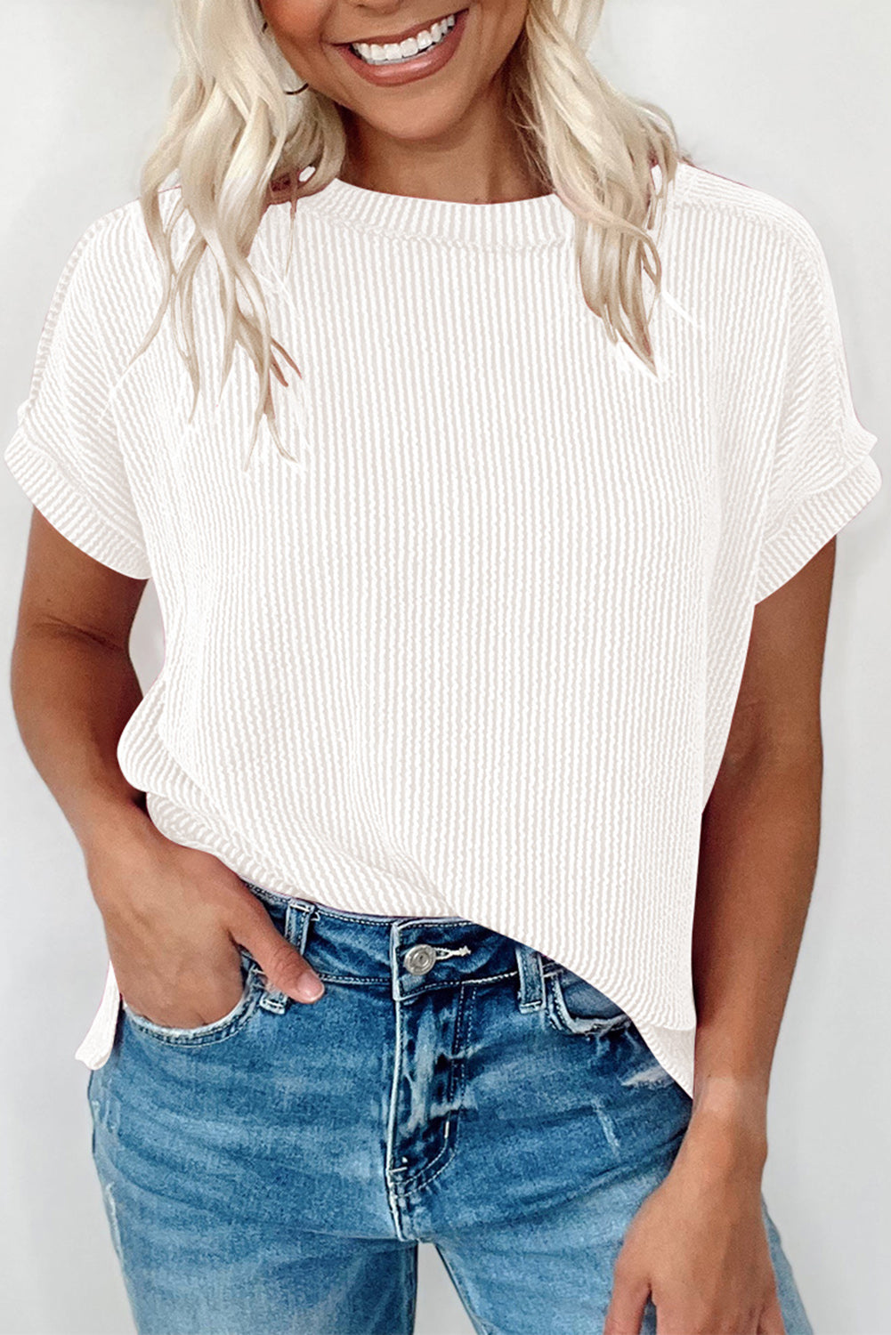 Camiseta blanca de punto acanalado arrugado con cuello redondo