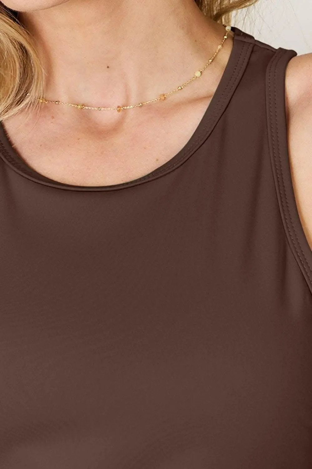 Trendsi camiseta sin mangas estilo racerback blanca — Ropa deportiva cómoda para cualquier temporada