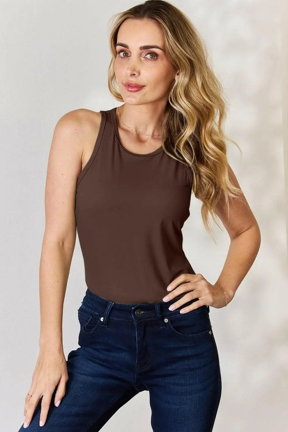 Trendsi camiseta sin mangas estilo racerback blanca — Ropa deportiva cómoda para cualquier temporada