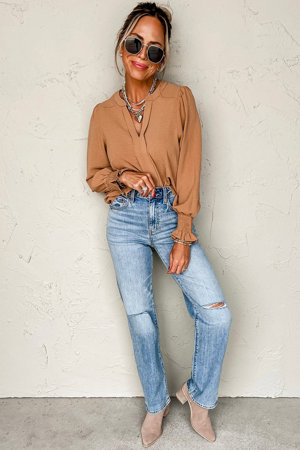 Blusa con cuello en V, muesca, puño fruncido y color liso amarillo pajizo
