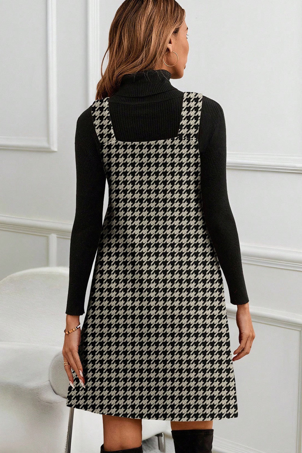 Minivestido sin mangas con cuello de pico y estampado de pata de gallo caqui