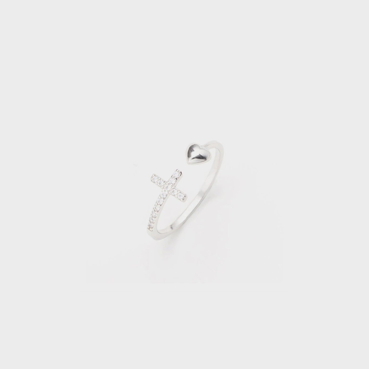 Anillo Abierto de Circonita con Cruz y Forma de Corazón Incrustadas