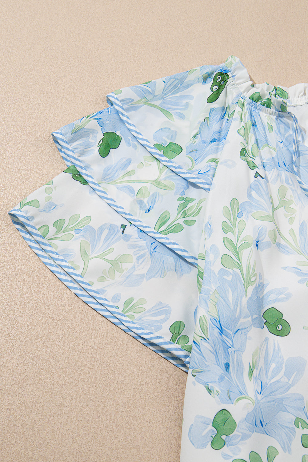 Minivestido de manga corta con capas y ribete en contraste floral azul cielo