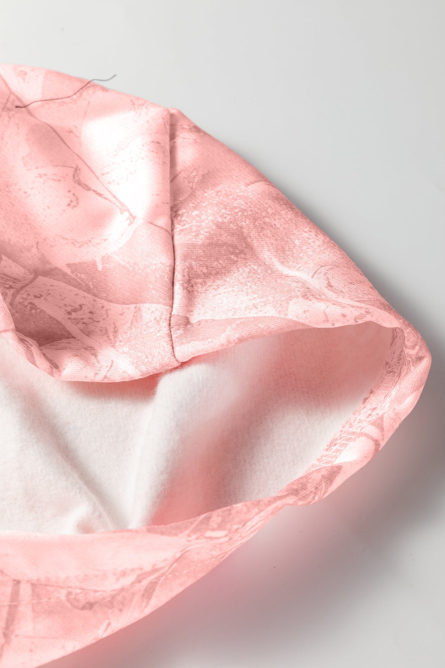 Sudadera con capucha deportiva extragrande con estampado de camuflaje Woodland rosa claro