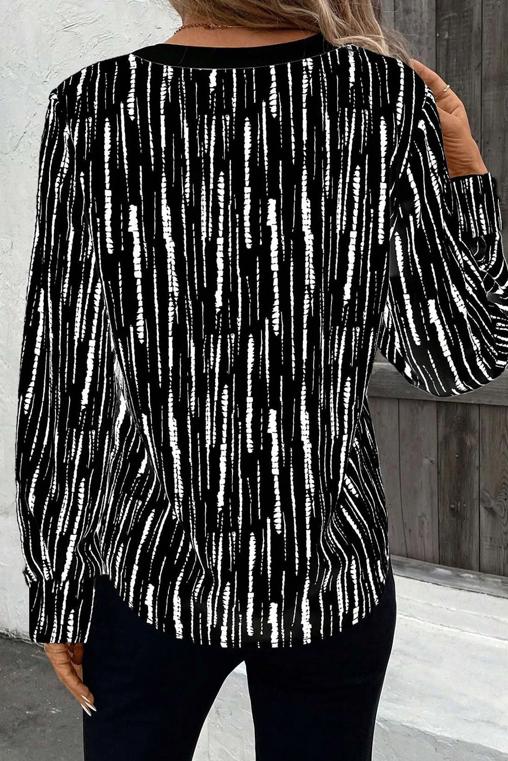 Blusa negra de primavera y otoño con estampado abstracto, cuello en V y manga larga
