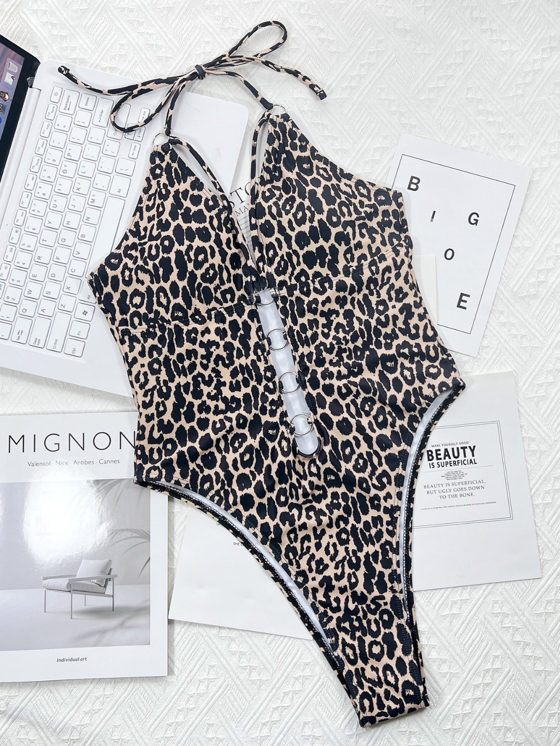 Bañador de una pieza con corte de leopardo y cuello halter