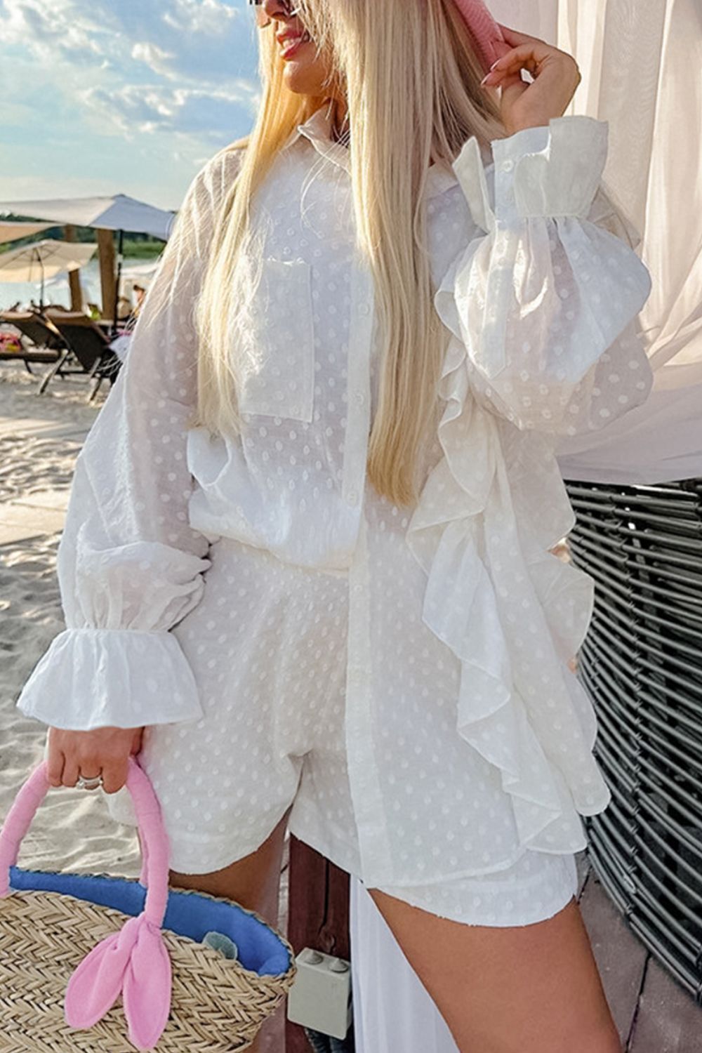 Conjunto de Top con Cuello, Volantes y Apliques de Puntos y Shorts