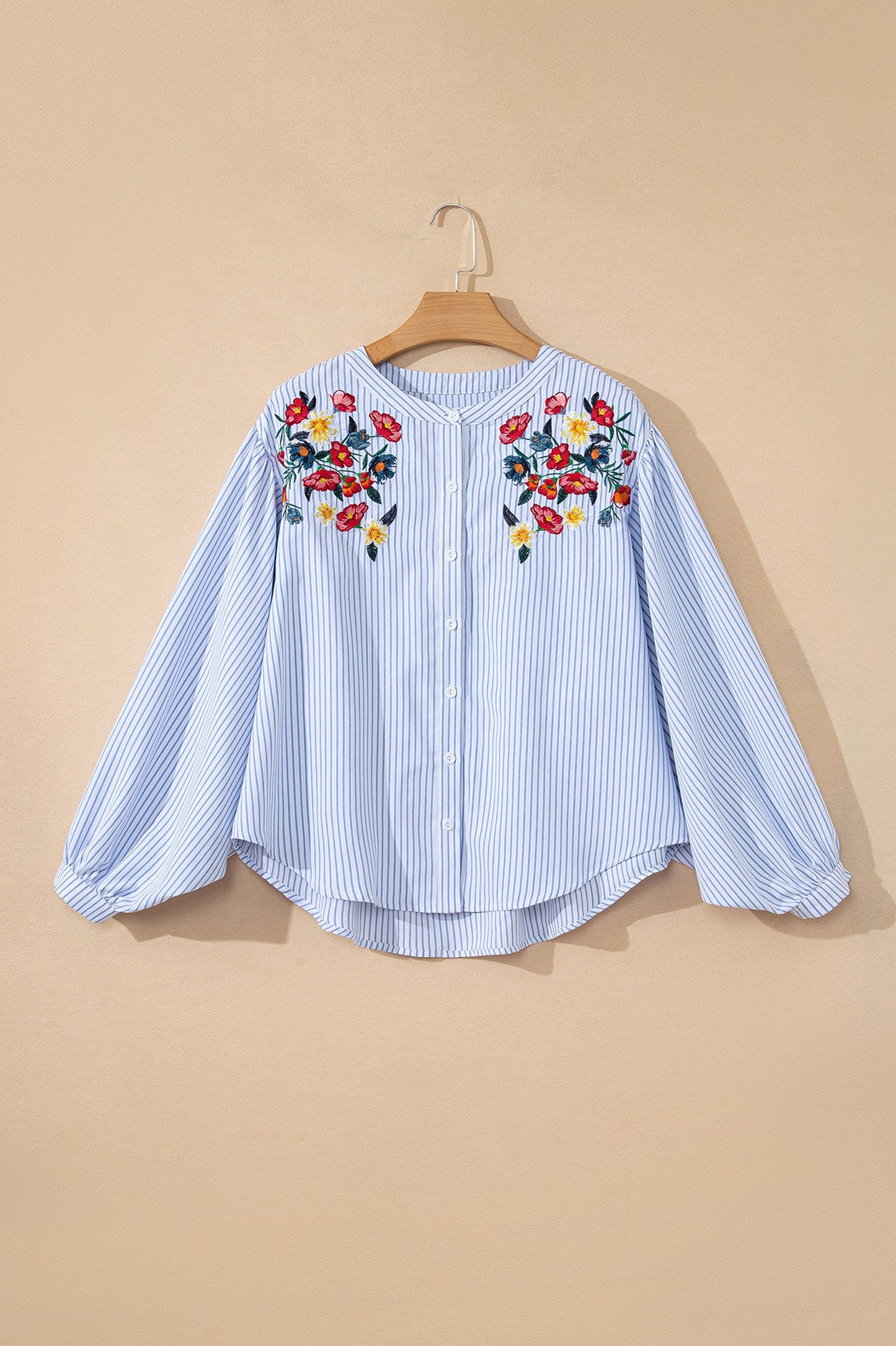 Camisa holgada tipo túnica de manga ancha con estampado floral a rayas azul cielo y bordados