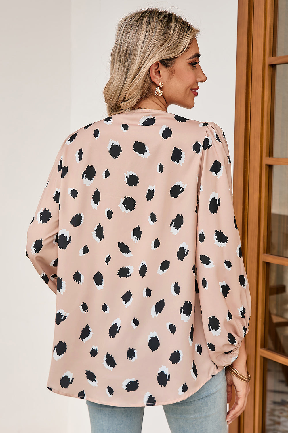 Blusa con cuello en V, manga francesa y estampado de leopardo caqui